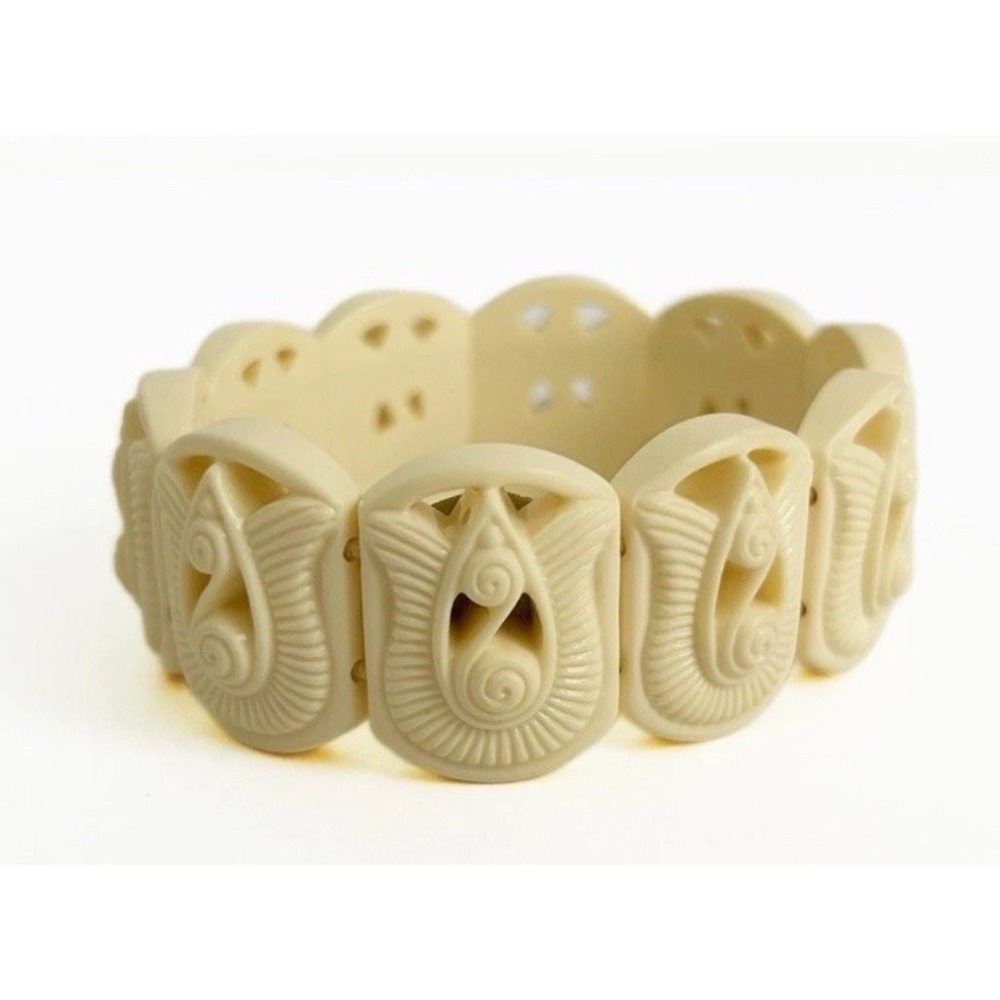 Vintage 1982 AVON Gracious Tulips Ivory Color Plastic Stretch Bracelet Japan 80s